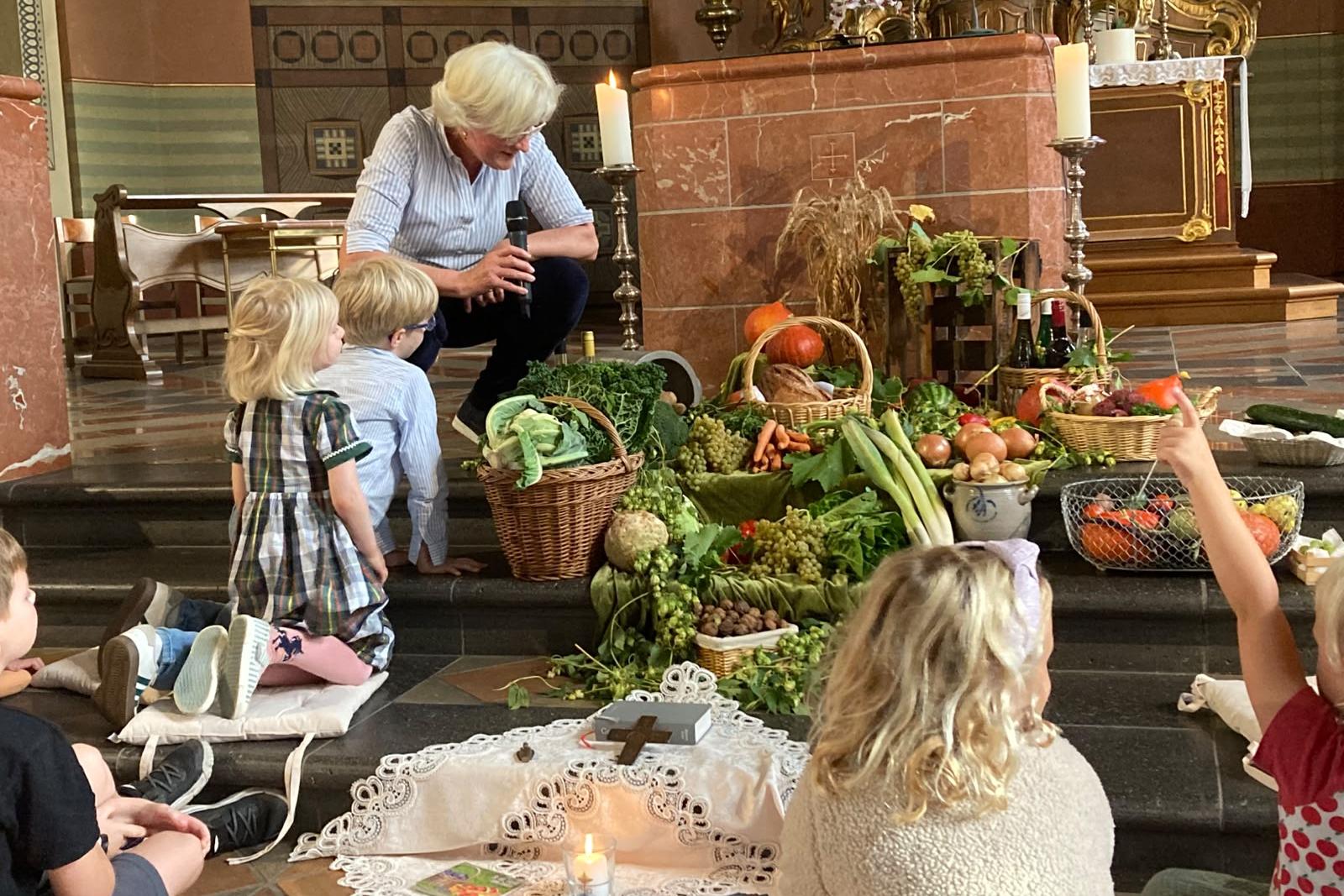 Erntededankaltar mit Kindern