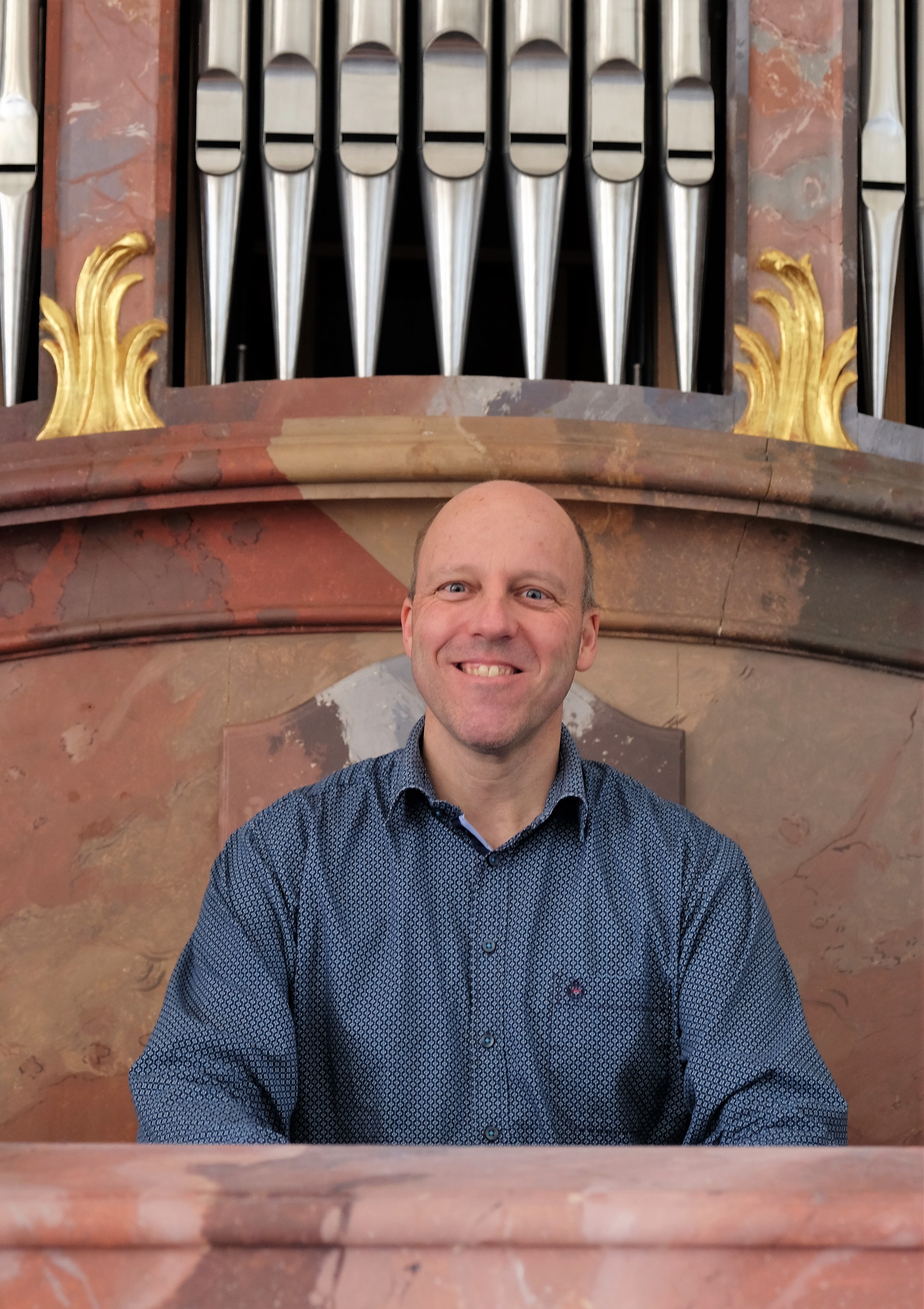 Gregor Simon vor einer Orgel (c) Gregor Simon Gregor Simon vor einer Orgel