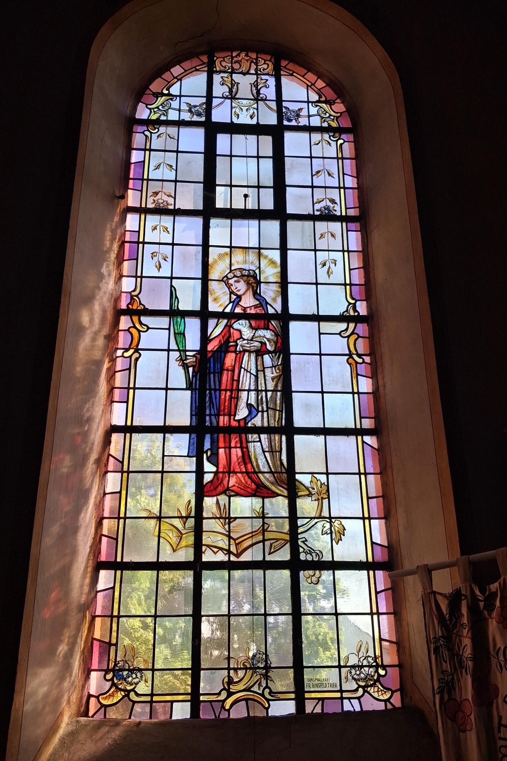 Kirchenfenster in St. Stephanus Leiwen