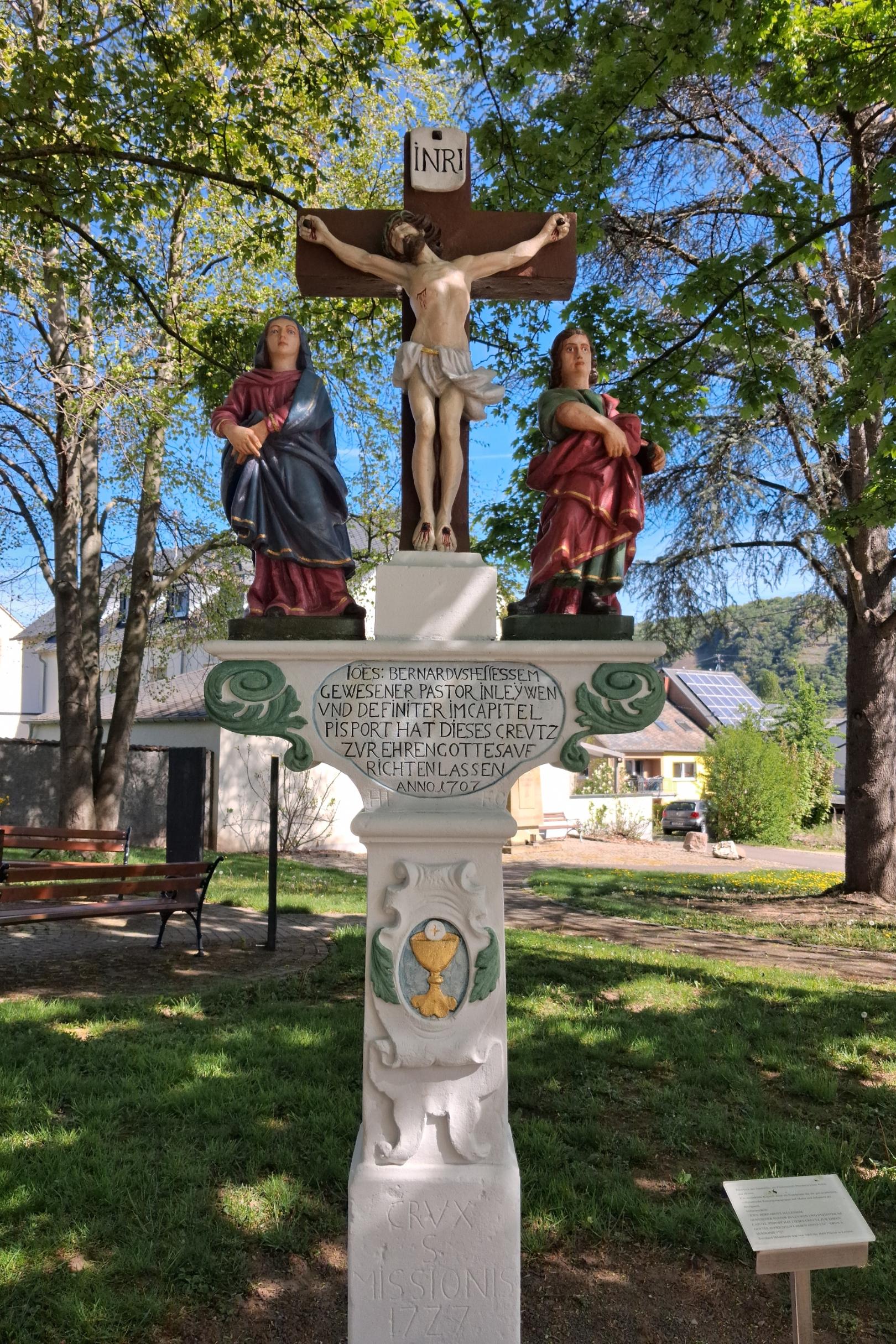 Kreuz vor der Kirche in Leiwen