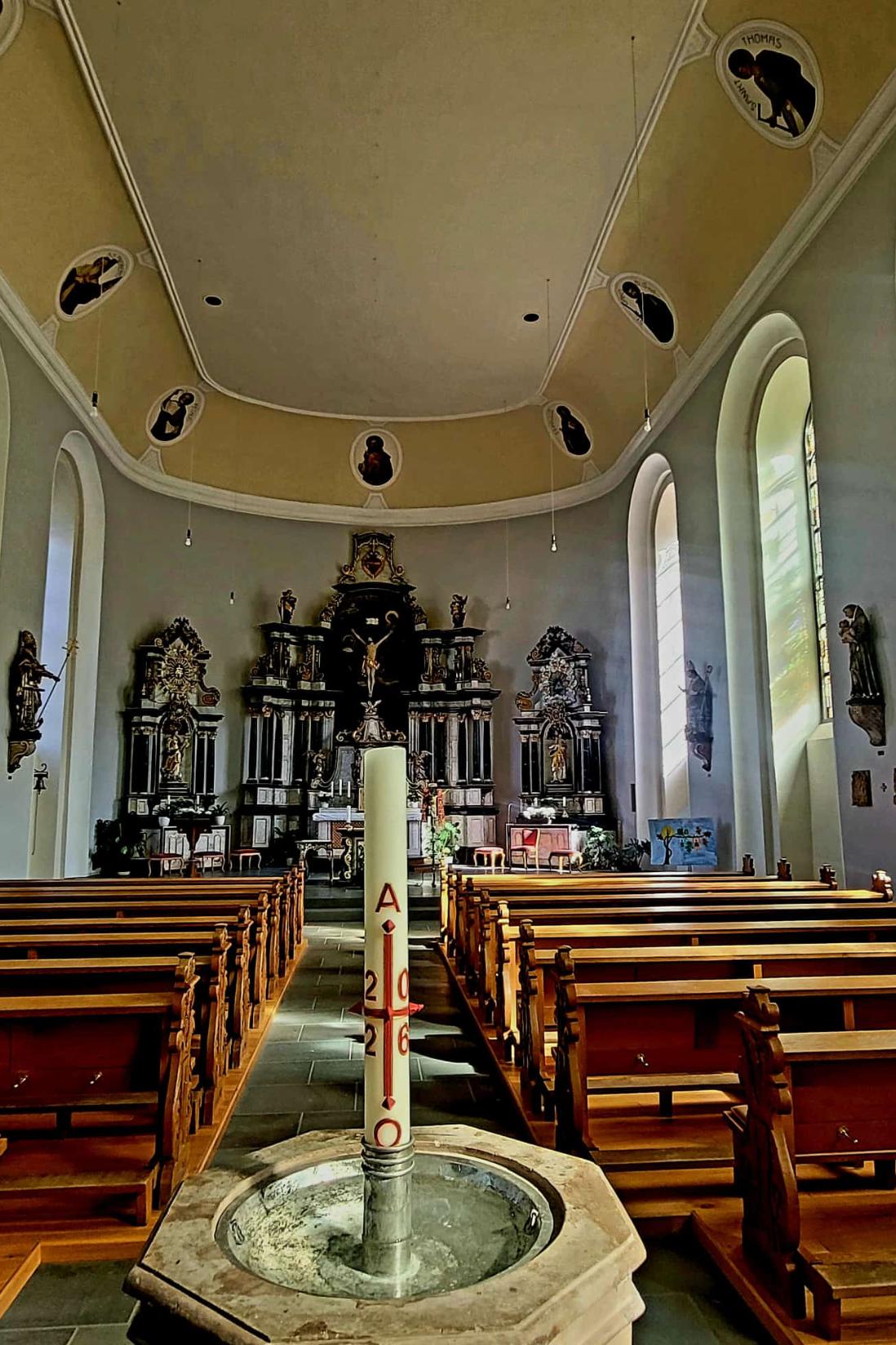 Trittenheim Kirche und Osterkerze