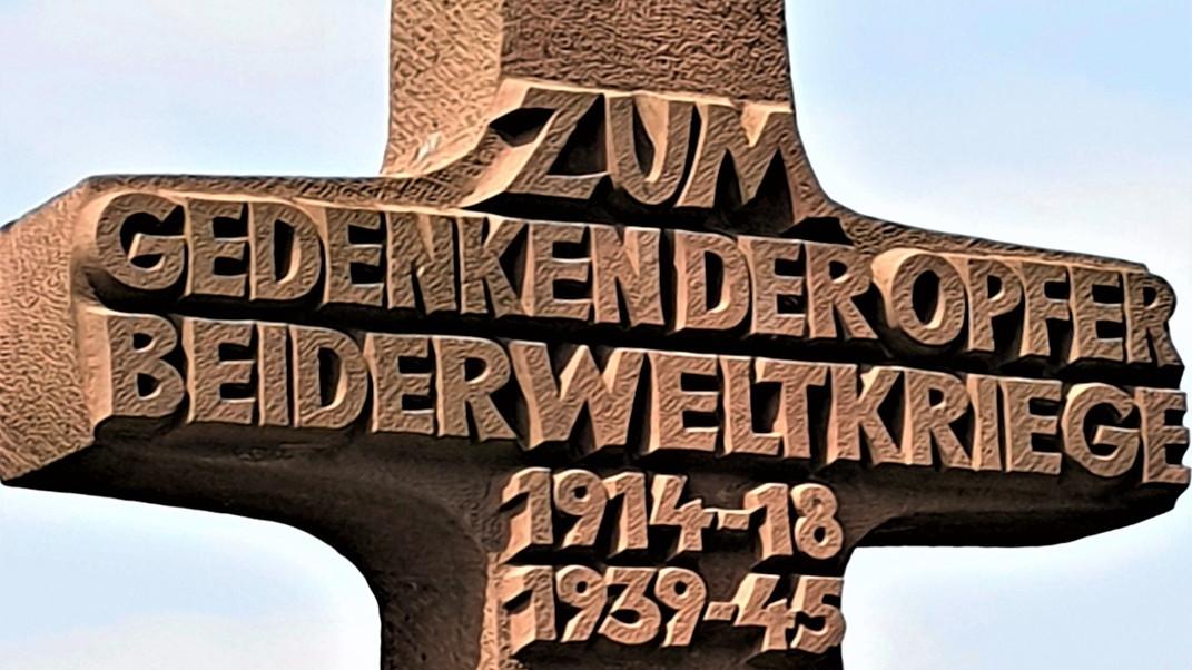 Ein Kreuz zum Gedenken der Opfer der Weltkriege